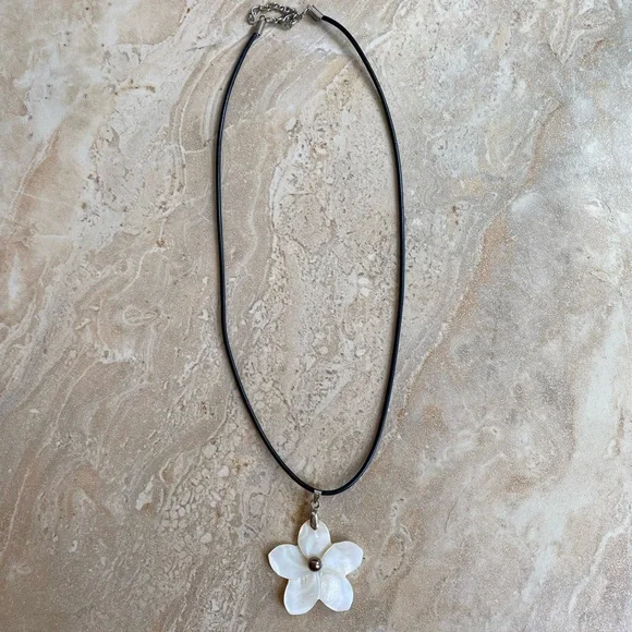 NWOT Seashell White Flower Pendant Necklace (18” Cord) - Picture 4 of 5